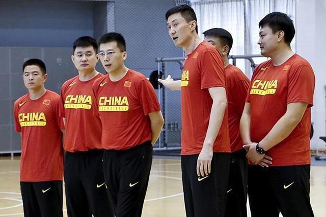 但是各方都希望能完成续约，尤文图斯可能效仿拉比奥特的方式，与小基耶萨以现有年薪（500万欧元）续签1年合同。